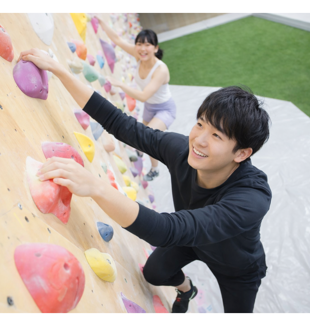 東京のボルダリングサークルで楽しむ様子