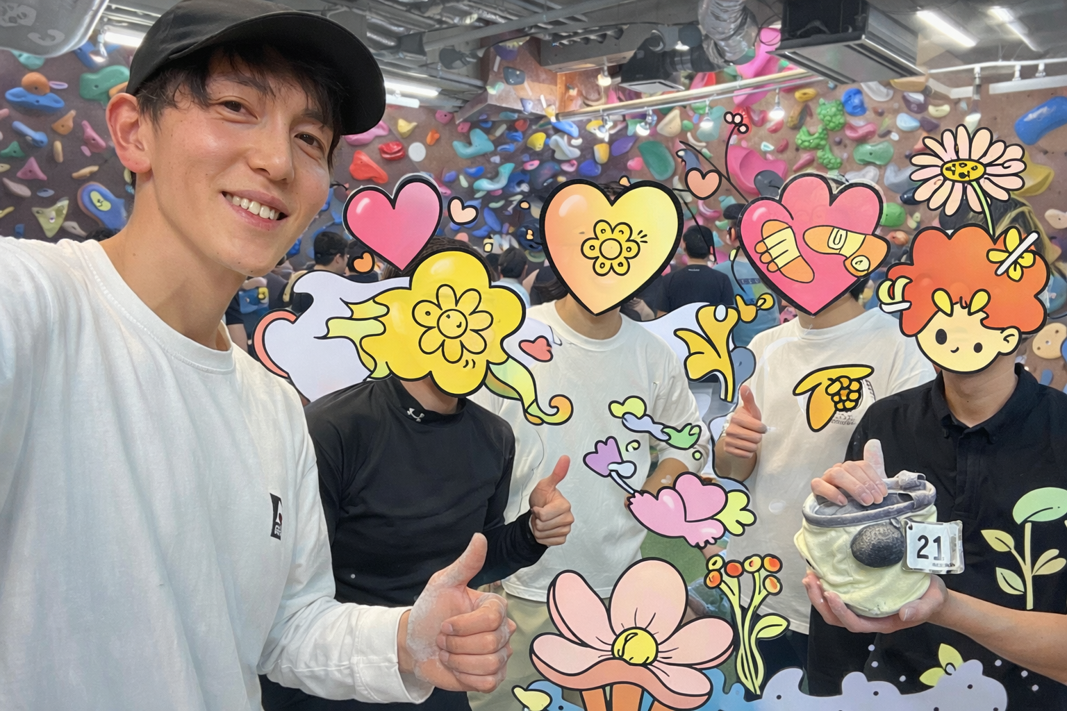 東京のボルダリングサークルで楽しむ様子